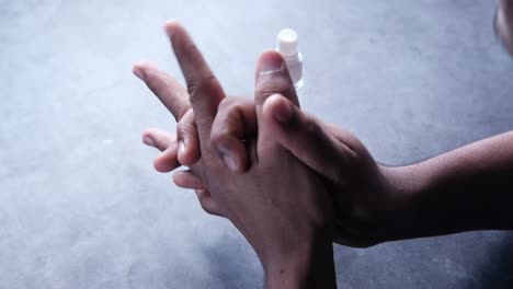 aplicación de desinfectante para las manos