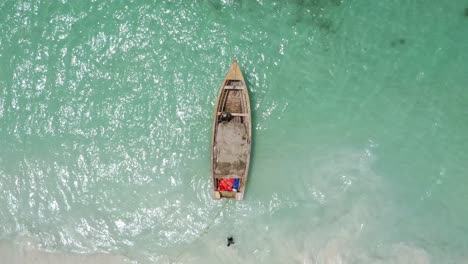 Draufsicht-Auf-Fischer-Und-Fischerboot-Am-Strand-Von-Pedernales-In-Der-Dominikanischen-Republik