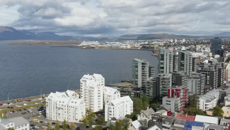 Küstengebiet-In-Reykjavik-Mit-Wohnhochhäusern-Am-Ufer,-Antenne