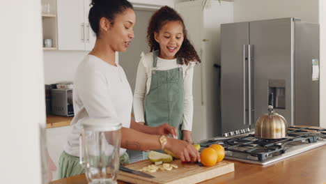 familia, frutas y estilo de vida saludable con la madre