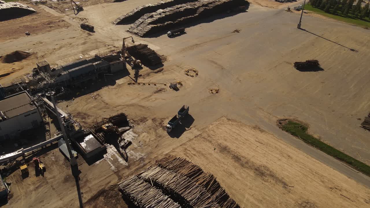 vista aérea de la conducción del maletero vacío en la fábrica de papel para el transporte durante el día soleado