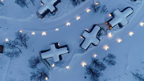 Schneebedeckte-Dächer-Mit-Kreuzförmigen-Hütten-Im-Schneehotel-Kirkenes,-Norwegen