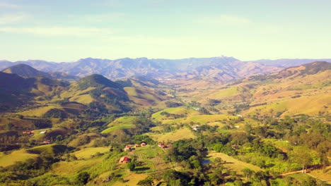 Antena-Sobre-Una-Granja-Local-En-El-Valle-De-La-Montaña-De-Sao-Bento-Do-Sapucai,-Brasil