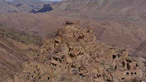 moviéndose sobre las ruinas de piedra de un antiguo pueblo fantasma gamsutl en daguestán