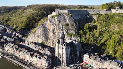 Vista-Aérea-En-órbita-De-La-Catedral-De-Notre-Dame-En-Dinant,-Bélgica-En-Un-Día-Soleado