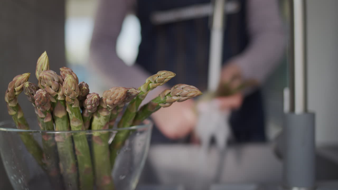 여자의 손 세척 아스파라거스