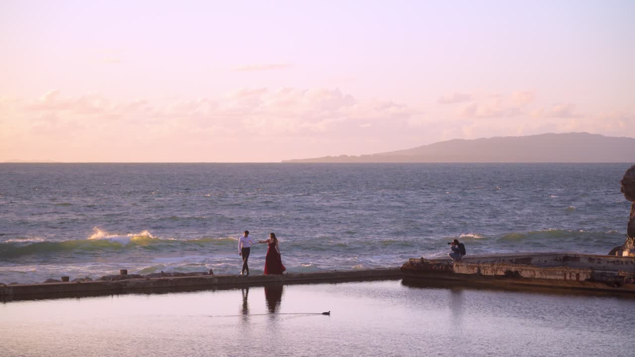 아름다운 바다 전망과 사진 촬영에 참여한 사람들이 있는 랜드 엔드 샌프란시스코