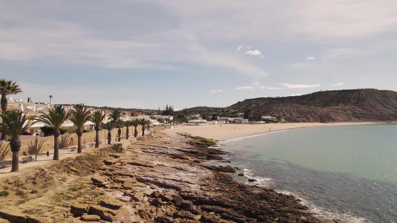sobrevuelo bajo a lo largo de la costa rocosa hasta la prístina costa de praia da luz