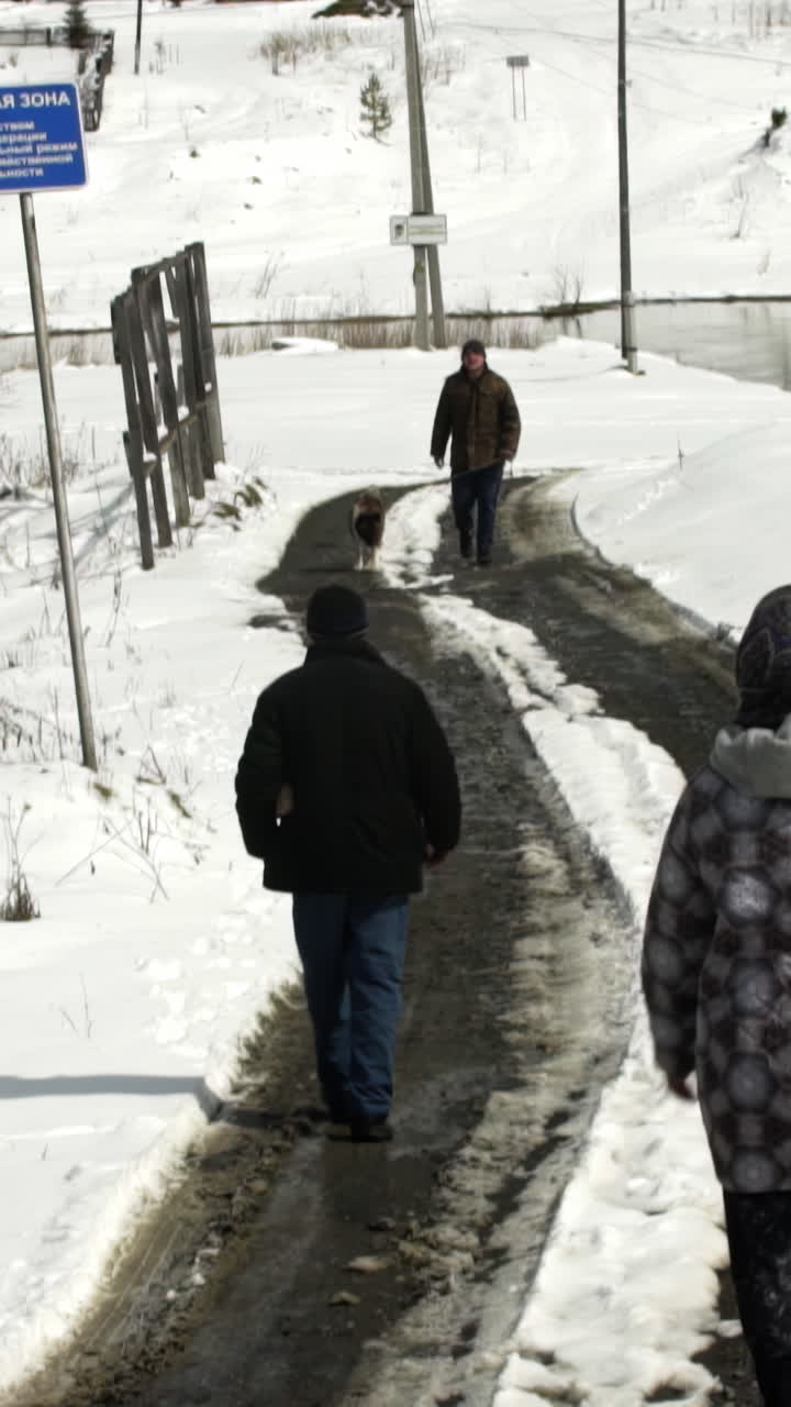 눈 인 시골 도로 를 고 있는 사람 들