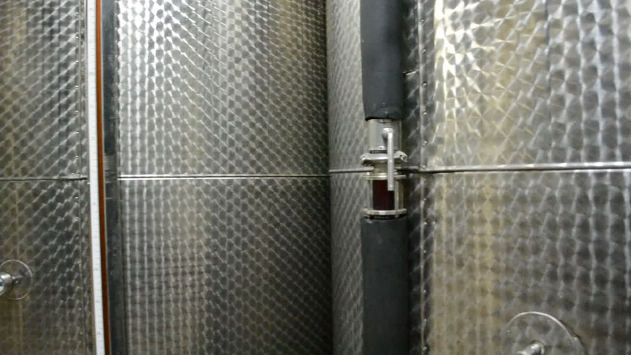 Vino in fermentazione in enormi tini in una cantina