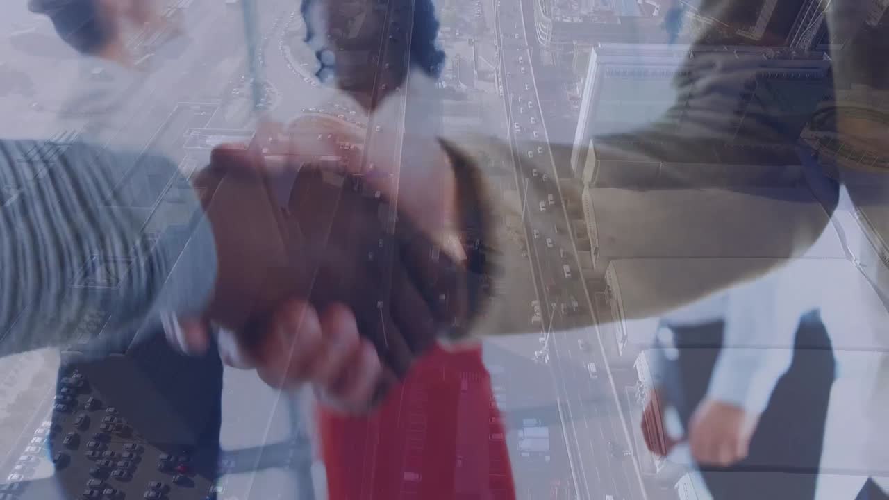 animación de diversas personas de negocios que se dan la mano sobre el paisaje urbano