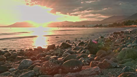 Puesta-De-Sol-En-Una-Playa-De-Marbella,-Inclinándose-Hacia-Arriba