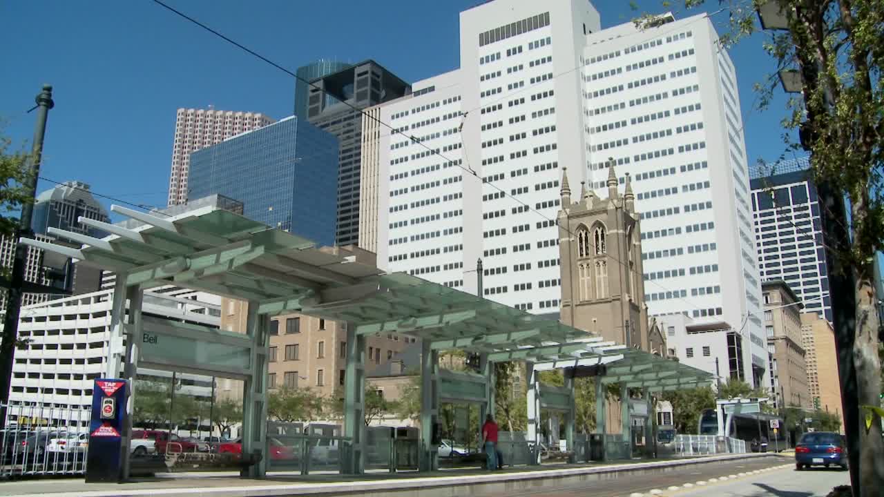 급행열차는 춤추는 분수와 함께 휴스턴 시내를 빠르게 이동합니다.