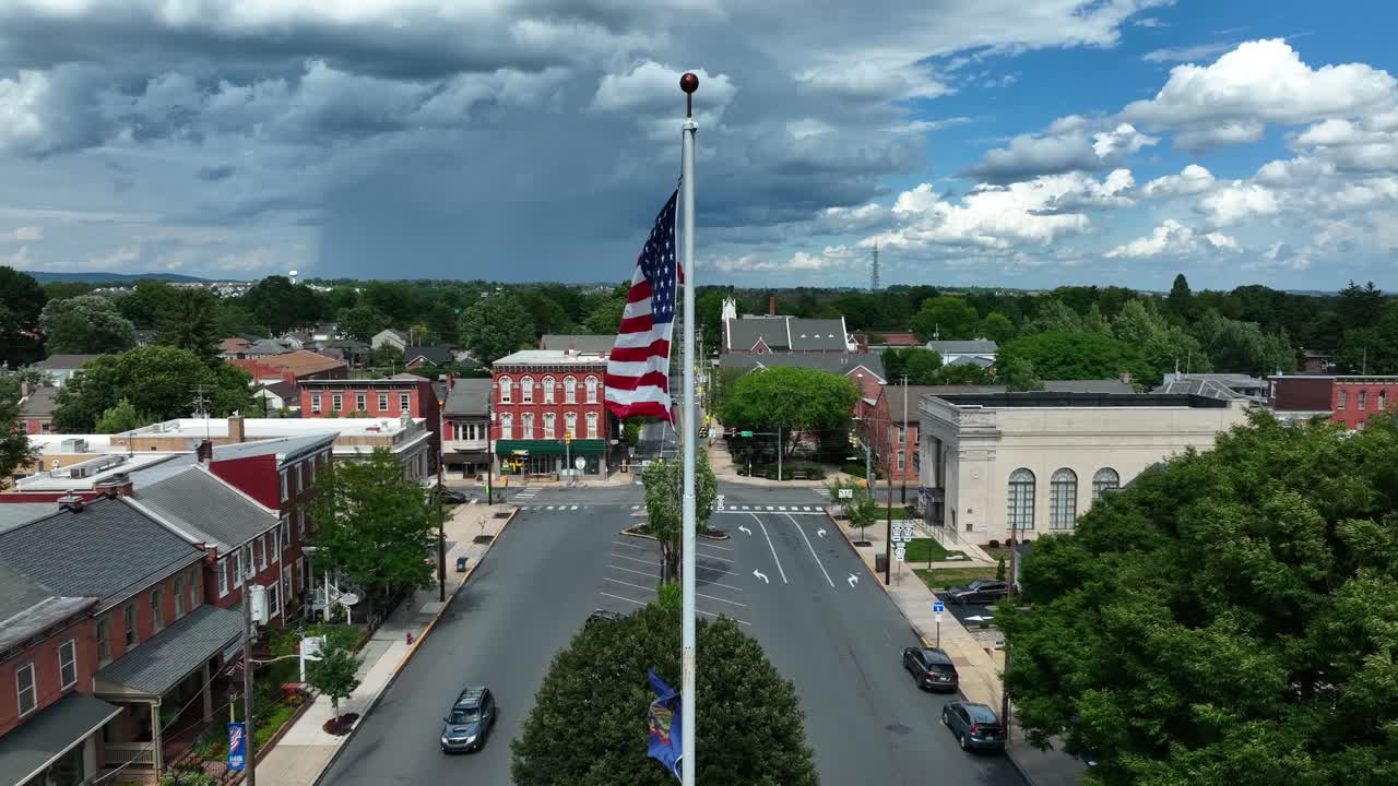 마을 광장에 있는 펜실베니아와 미국 국기