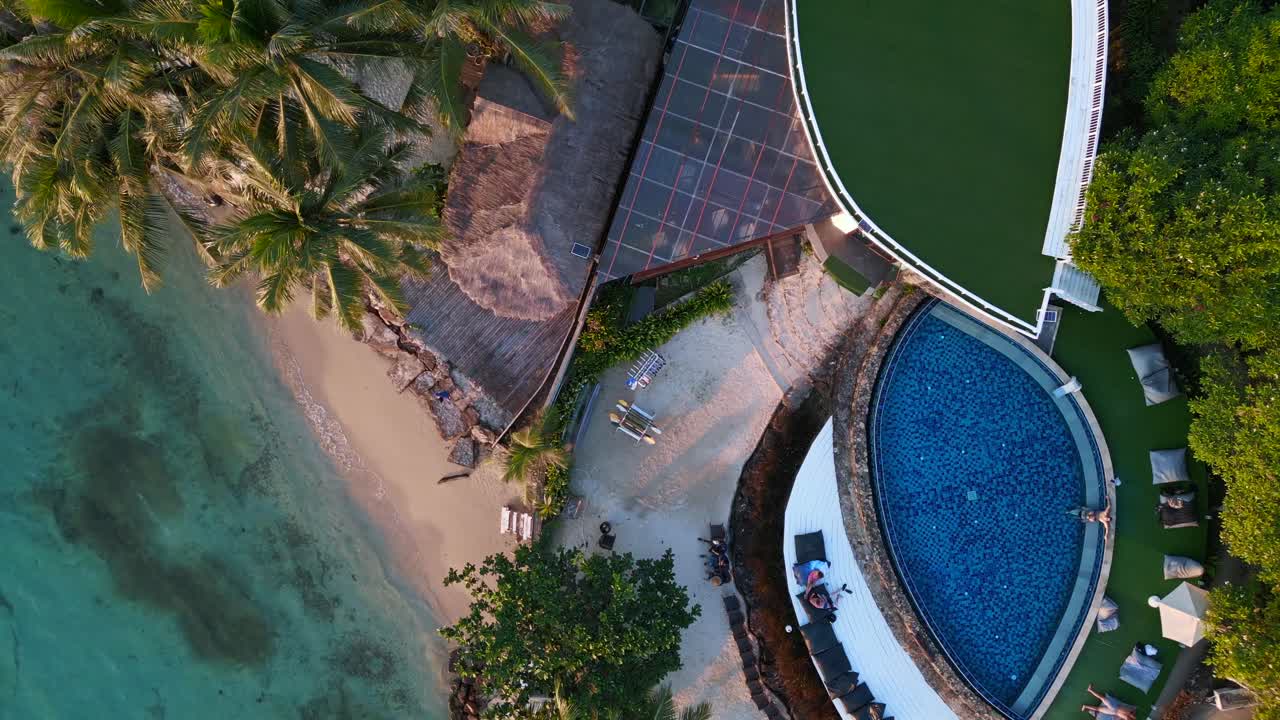 resort en la playa con piscina