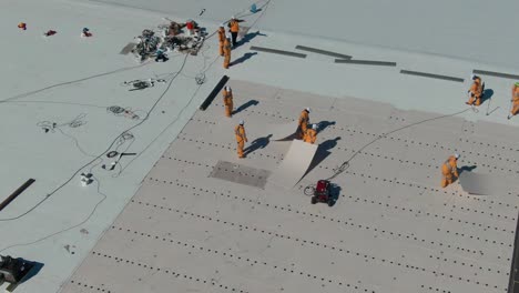 trabajando en una azotea industrial con equipo de seguridad