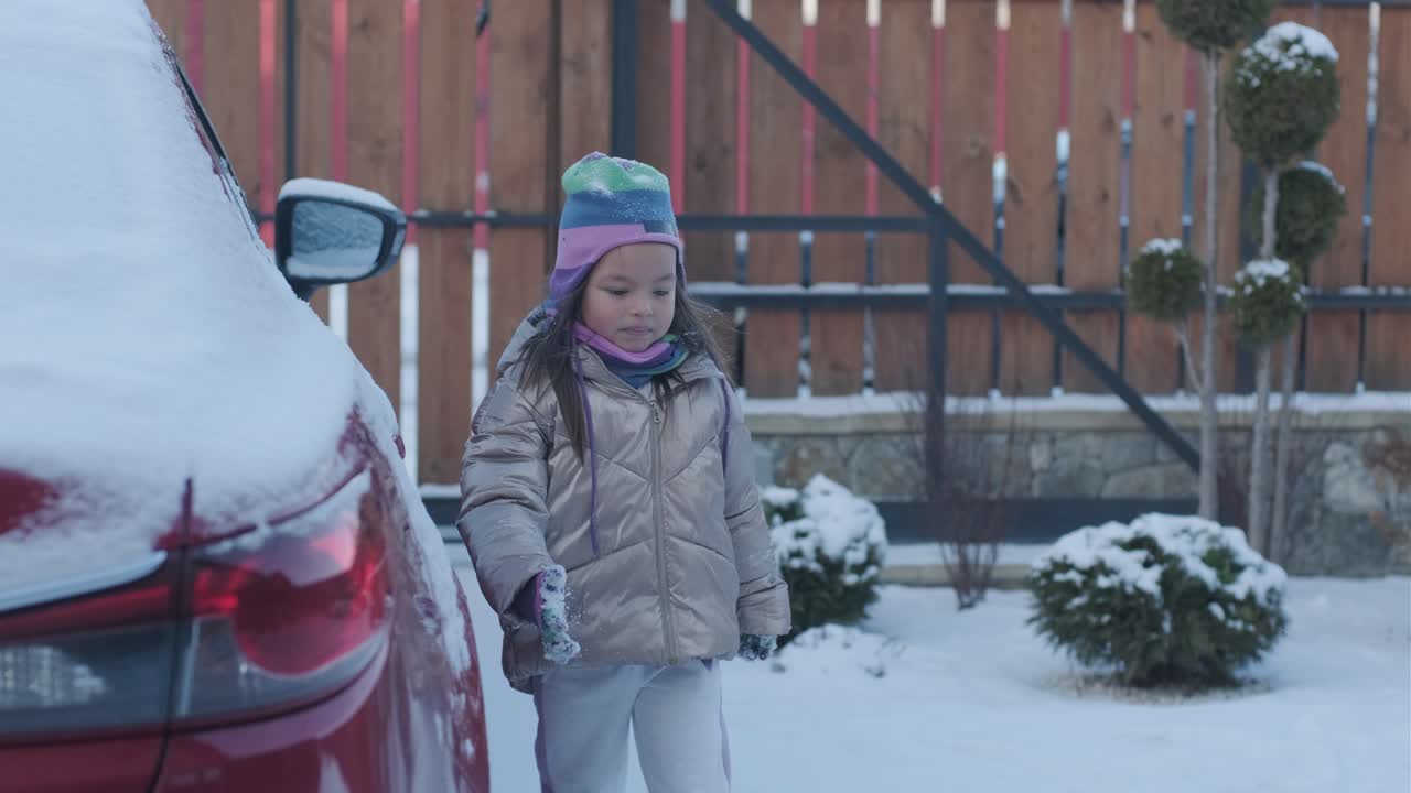abuelo y nieta divirtiéndose en la nieve