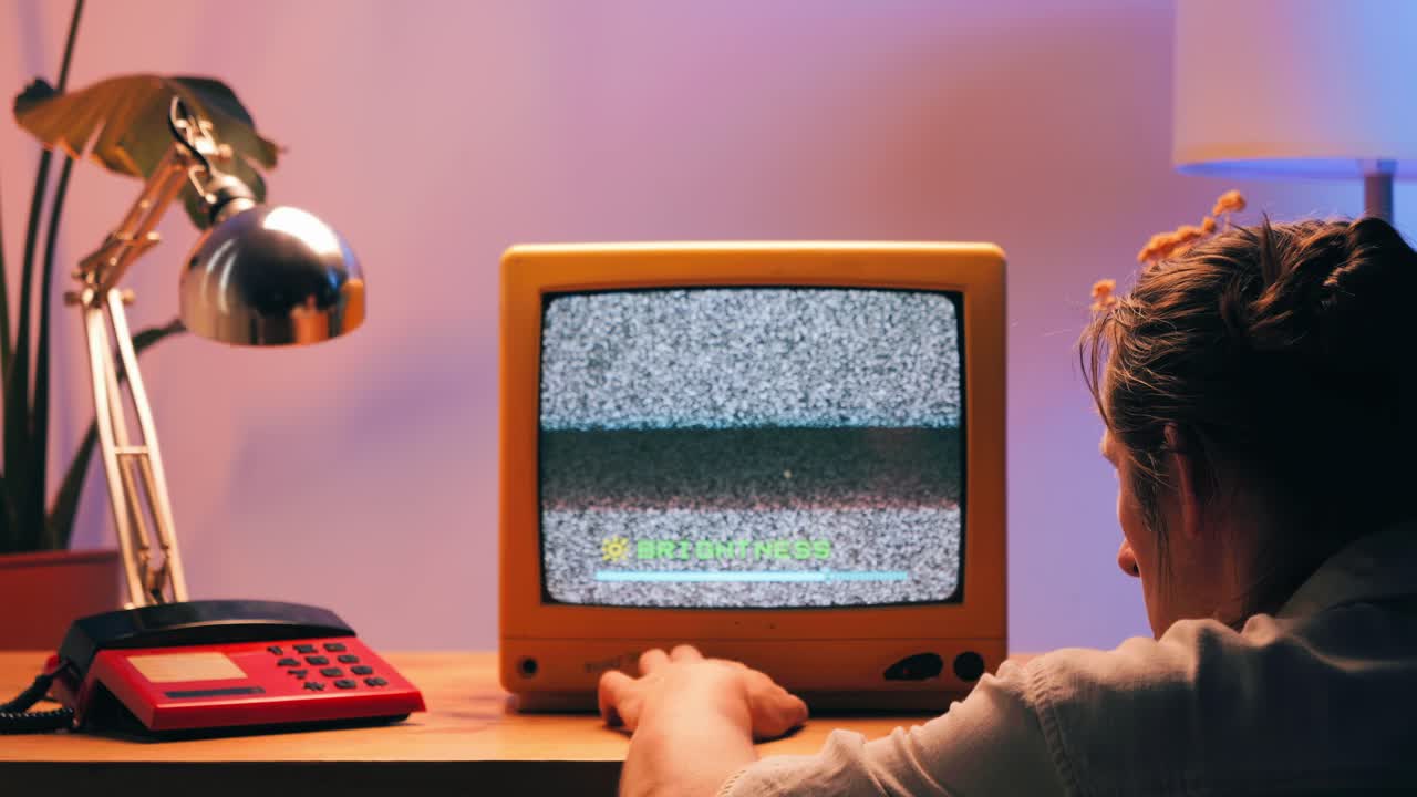 레트로 tv, 노스탈기적인 설정으로 빈티지 tv, 레트로 tv는 화면에 곡물을 표시합니다, 무서운 할로윈 밤 장치, 크로마 키 및 그린 스크린에 좋습니다.