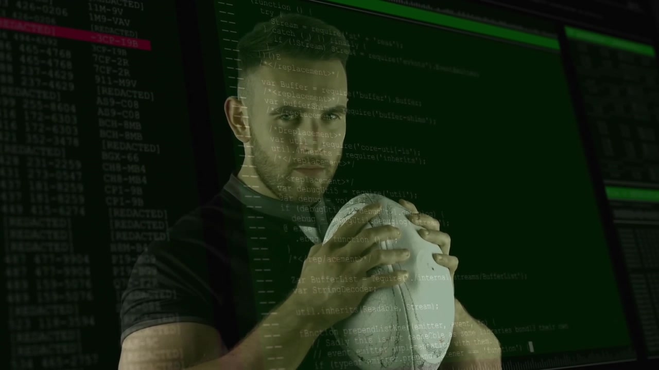 Uomo che tiene una palla, lo sfondo si trasforma in codice verde che scorre sul corpo, mostrando tecnologia sportiva.