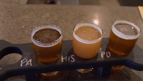 vuelo de cerveza artesanal en una cervecería