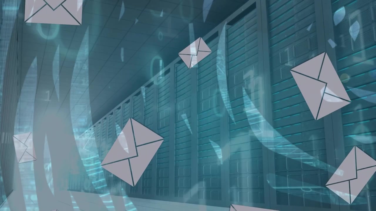 Animazione di più icone di messaggio e codice binario su una sala server vuota.