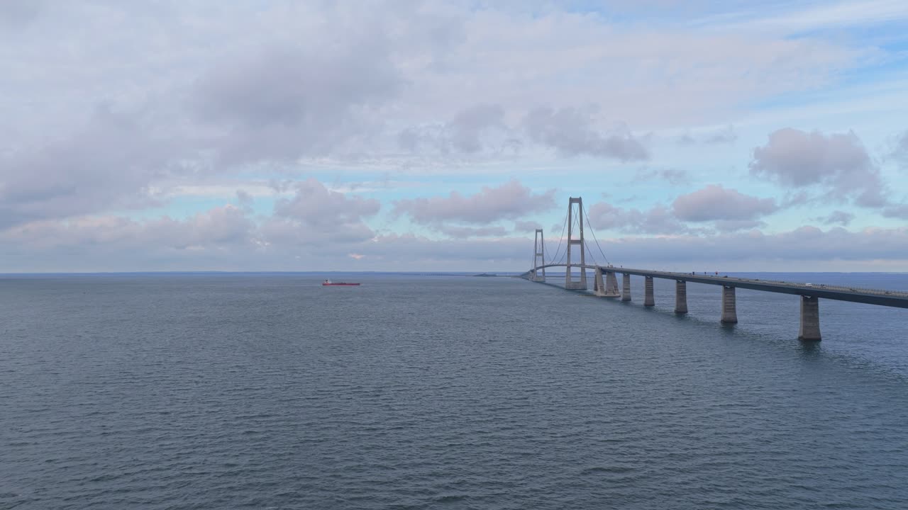 Luftfoto af Storebæltsbroen med en råolietanker i Danmark.