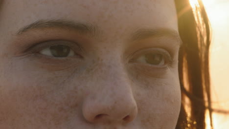 retrato de cerca hermosa mujer de cabeza roja abriendo los ojos meditando al atardecer orando explorando el estilo de vida espiritual disfrutando de la atención plena