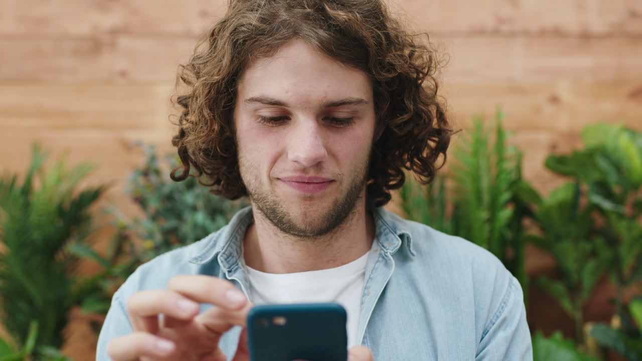 Homem, telefone e rosto feliz para redes sociais