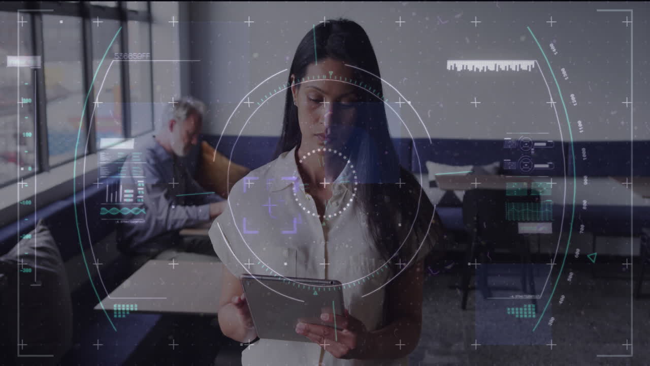 animación del alcance y el procesamiento de datos sobre una mujer de negocios biracial usando una tableta.
