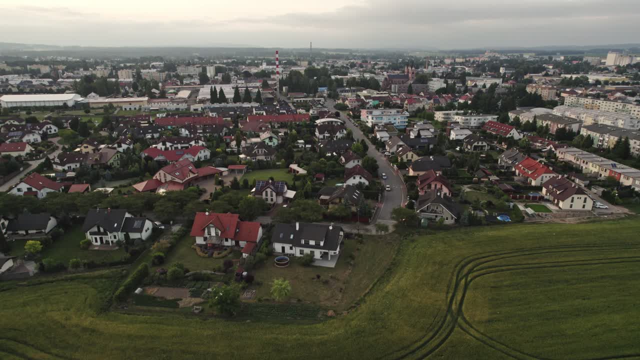 흐린 날 아리엘 샷에 시골과 녹색 땅에 있는 집의 아름다운 오른쪽 이동 샷