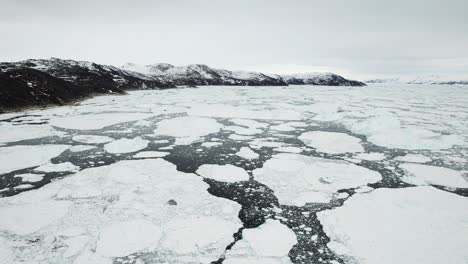 trozos de glaciares derretidos flotando en las profundidades del océano, vista aérea de drones