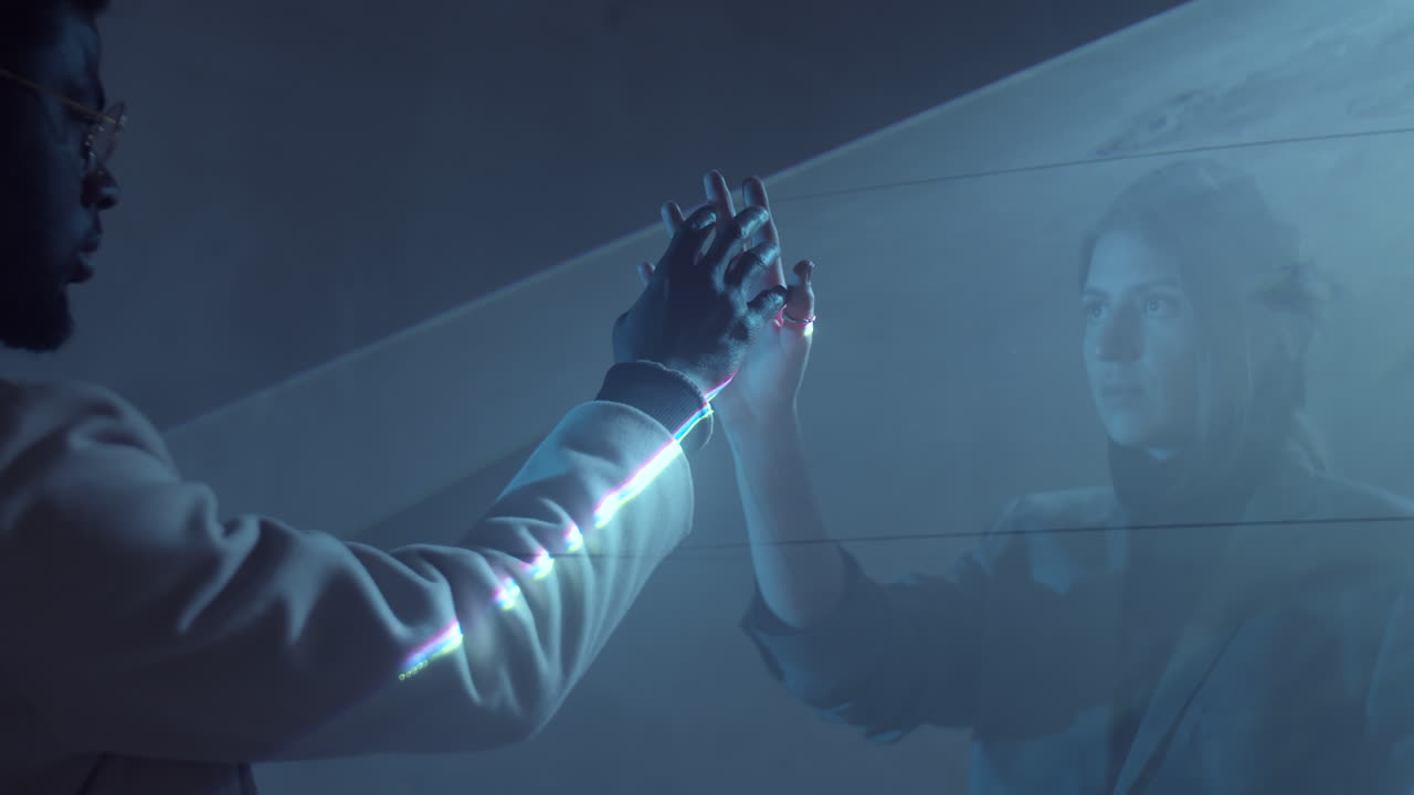 hombre y mujer multiétnicos tocando las manos en la luz láser del cielo líquido