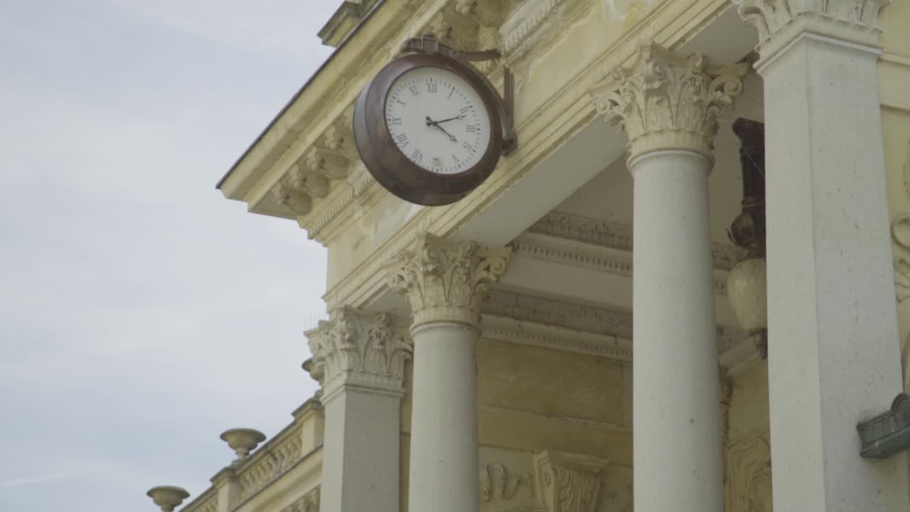 reloj en el antiguo edificio de estilo columna arquitectónica en karlovy vary, república checa