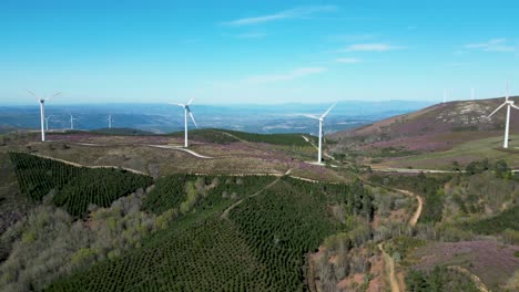 Aerogenerador-En-Impresionantes-Montañas-Bajo-El-Cielo-Azul-De-La-Provincia-De-Ourense,-España