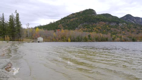 Echo-Lake-Beach-Durante-El-Otoño-En-New-Hampshire