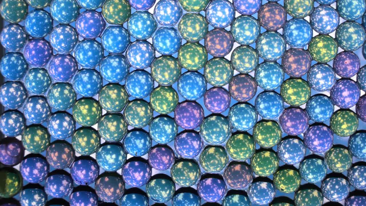 다채로운 빛 패턴을 반사하는 미니 색의 크리살 글로브; 루프