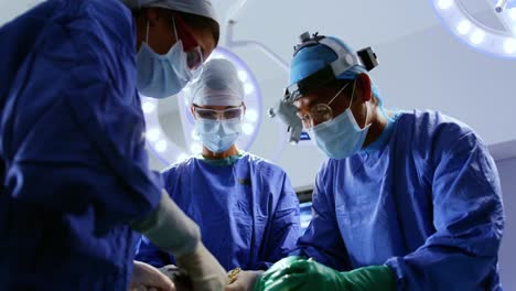 surgeons performing operation 4k