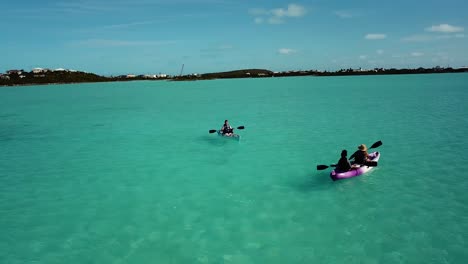 Touristen,-Die-Ein-Boot-Im-Offenen,-Klaren-Und-Seichten-Wasser-Von-Turks-Und-Caicos,-Atlantik,-Nordamerika-4k-Uhd-Fahren