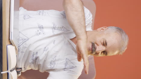 el video vertical del anciano está bailando de una manera graciosa.
