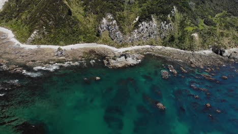 costa escénica en las cabezas de mangawhai