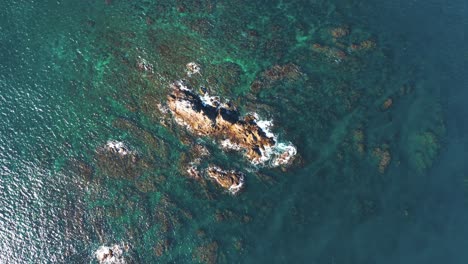 Vista-De-Arriba-Hacia-Abajo-Del-Arrecife-En-La-Costa-De-La-Bahía-De-Osatsu,-Mie-Japón