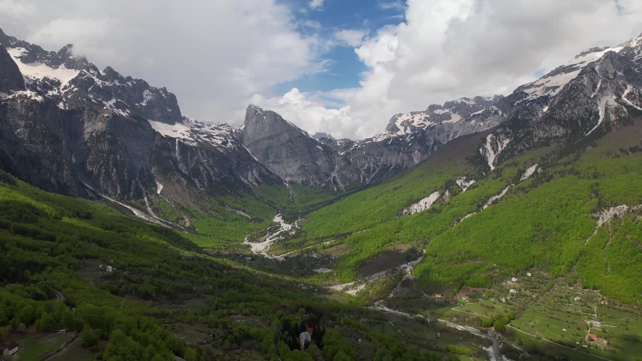 hermoso valle con bosques verdes y altas montañas alpinas rocosas
