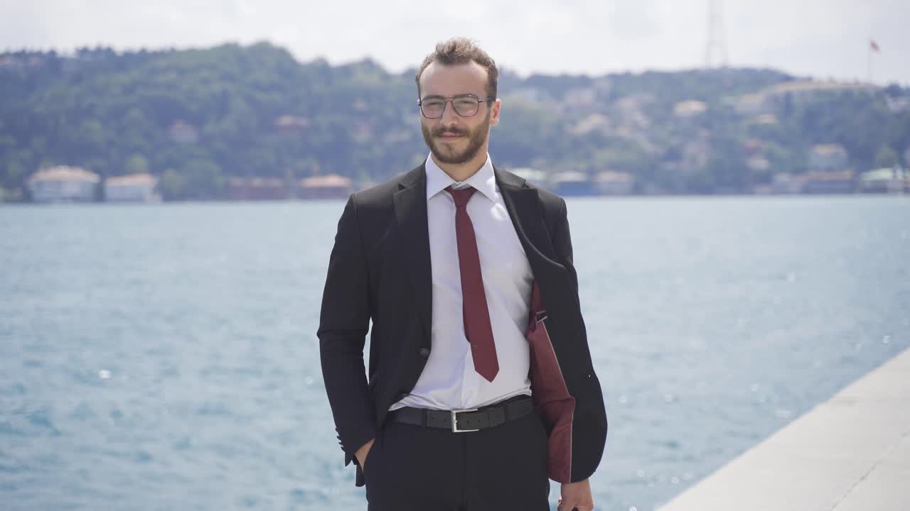 un hombre de negocios confiado. está mirando a la cámara.