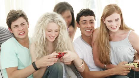 Panorama-Von-Teenagern,-Die-Im-Wohnzimmer-Videospiele-Spielen