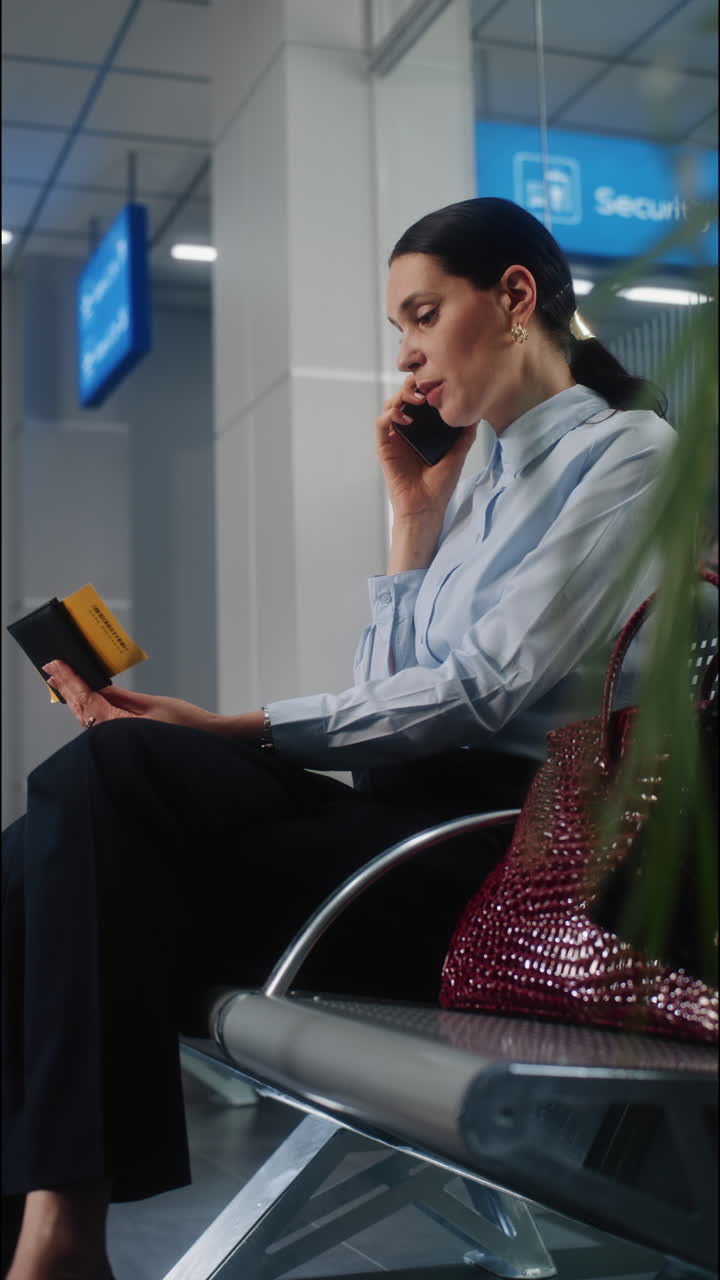mujer esperando en el aeropuerto