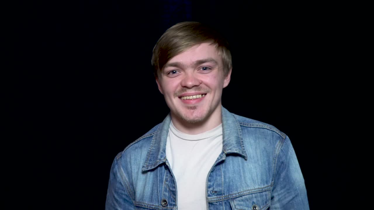 청바지 재을 입은 웃는 남자