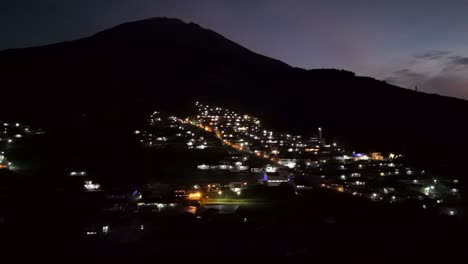 Luftaufnahme-Der-Lichter-Von-Häusern-In-Dörfern-An-Den-Hängen-Des-Berges-Im-Nebligen-Morgengrauen