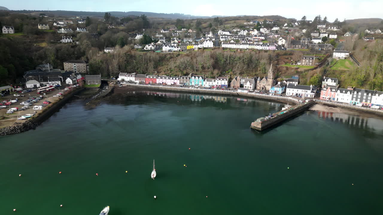 dolly arco aéreo de la hermosa bahía en la pequeña ciudad de tobermory