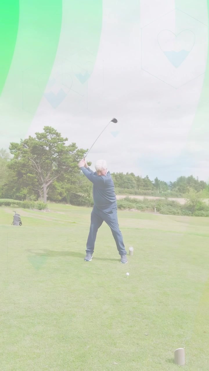 Video verticale: Un golfista anziano posiziona la palla sul tee e tira verso il fairway, con un'overlay che appare.