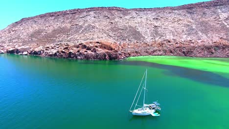 Steigender-Drohnenblick-Auf-Ein-Verankertes-Segelboot-In-Der-Emerald-Bay-In-Der-Nähe-Der-Küste-Der-Einsamen-Insel